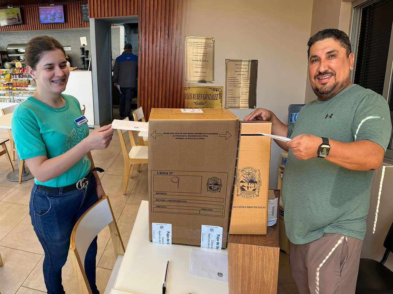 Gerónimo Sanabria emitiendo su voto durante las elecciones del SOESGyPE Misiones 2025, acompañado en el montaje por una afiliada del interior tambien votando.
