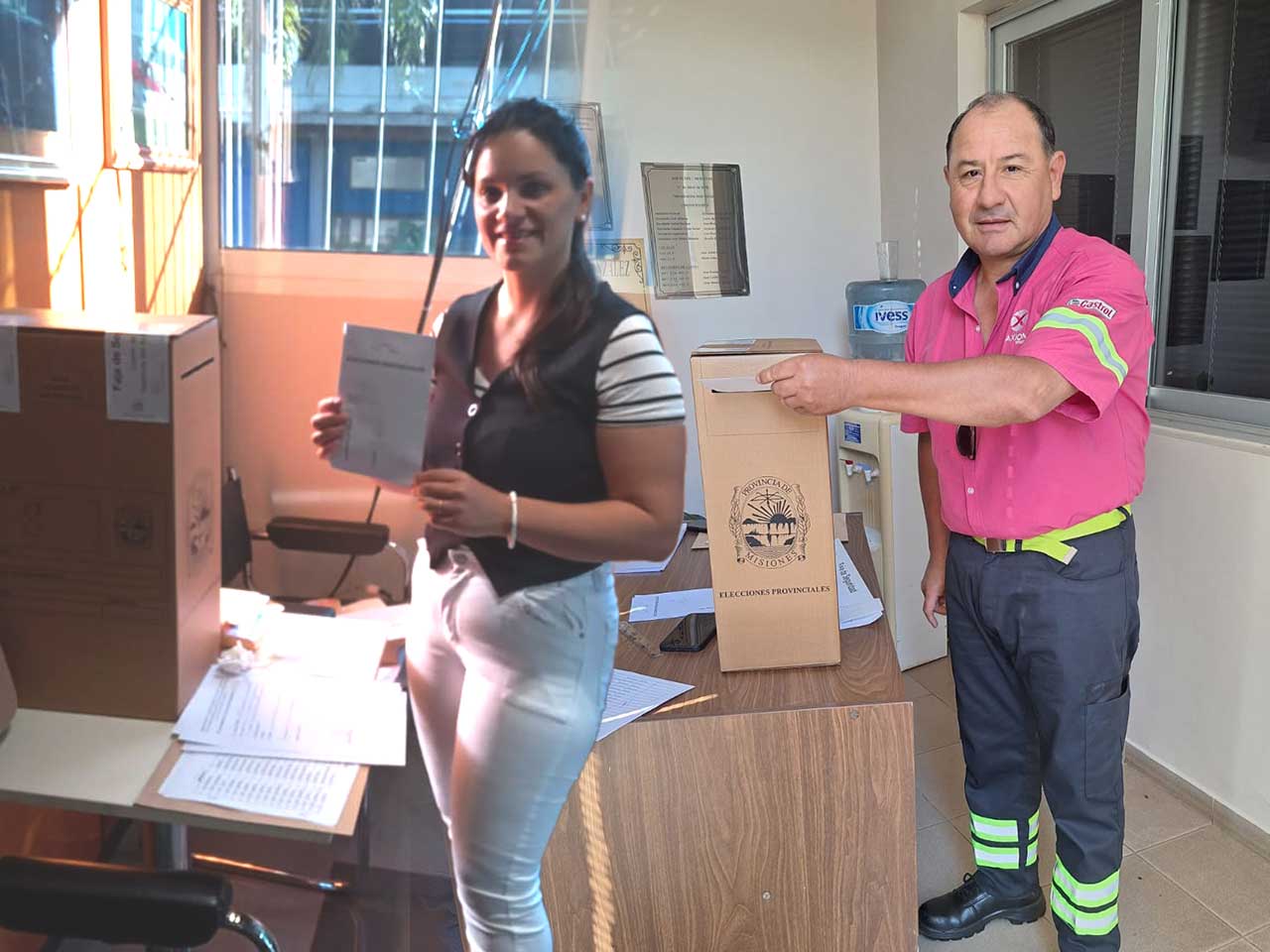 Afiliado y afiliada del SOESGyPE Misiones emitiendo su voto durante las elecciones sindicales del 2 de diciembre de 2025 en Misiones.