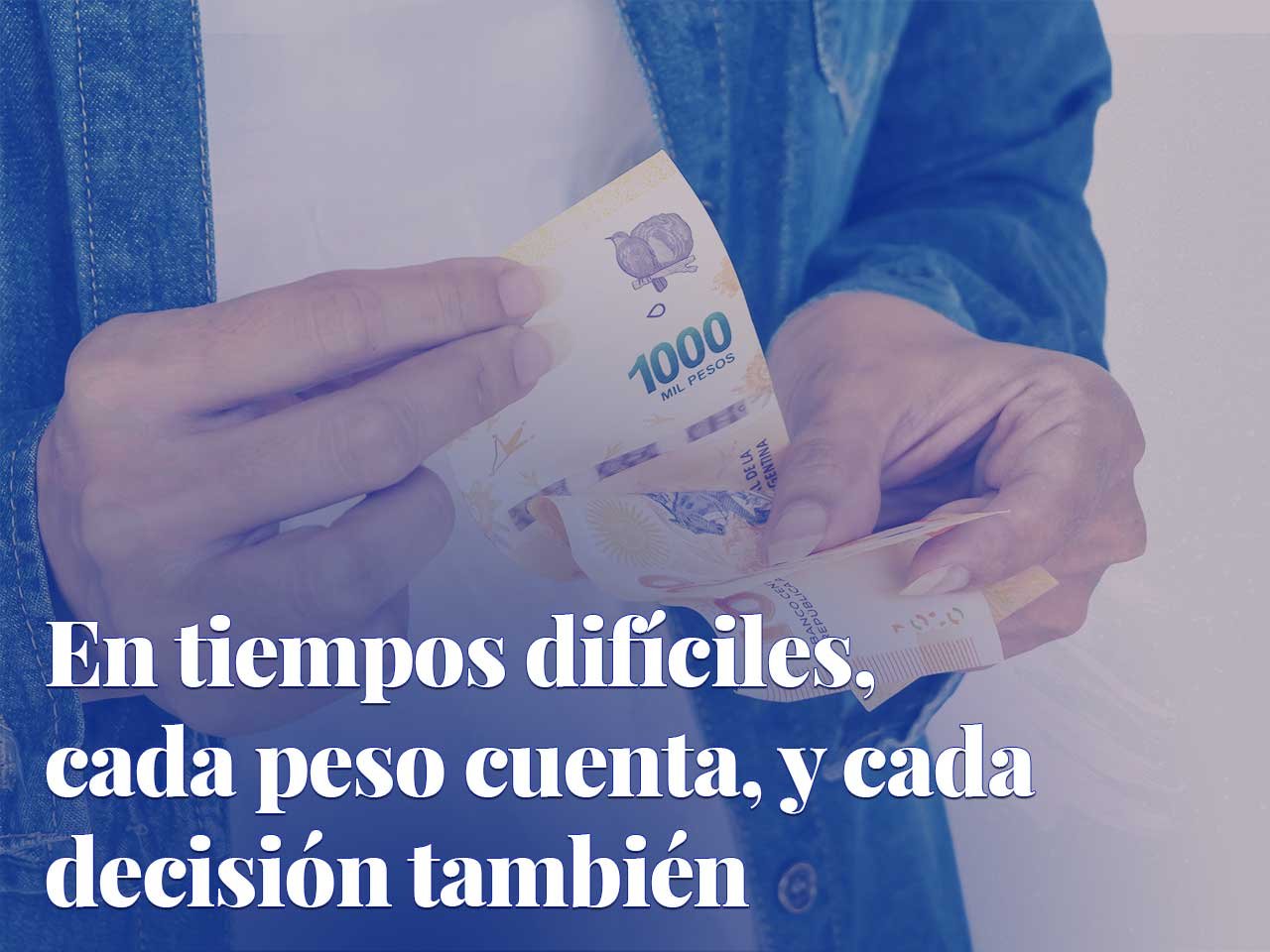 Manos contando billetes ilustran el acuerdo salarial del SOESGYPE Misiones y la recomposición de ingresos en un contexto económico difícil