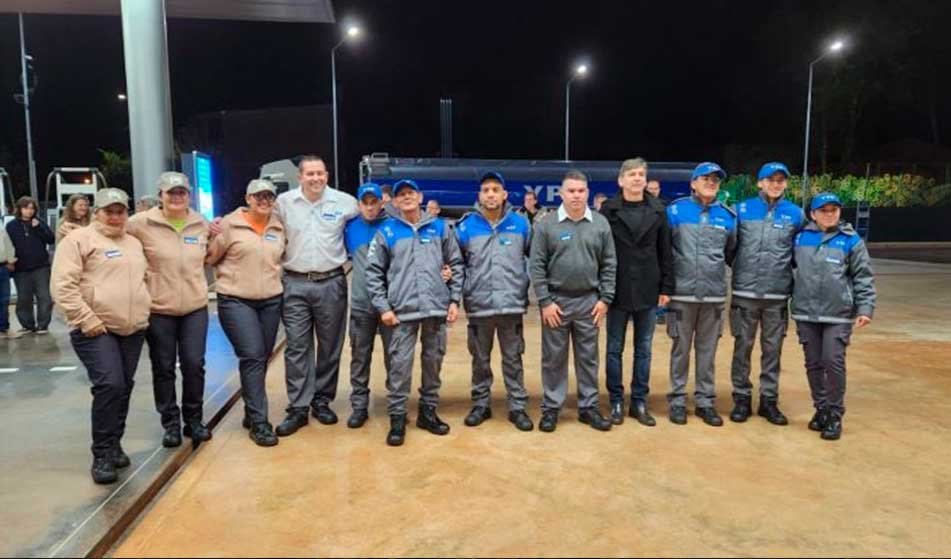 Trabajadores de la estación YPF Campo Viera junto a nuevos integrantes del equipo tras la reinauguración de Petrovalle S.A.