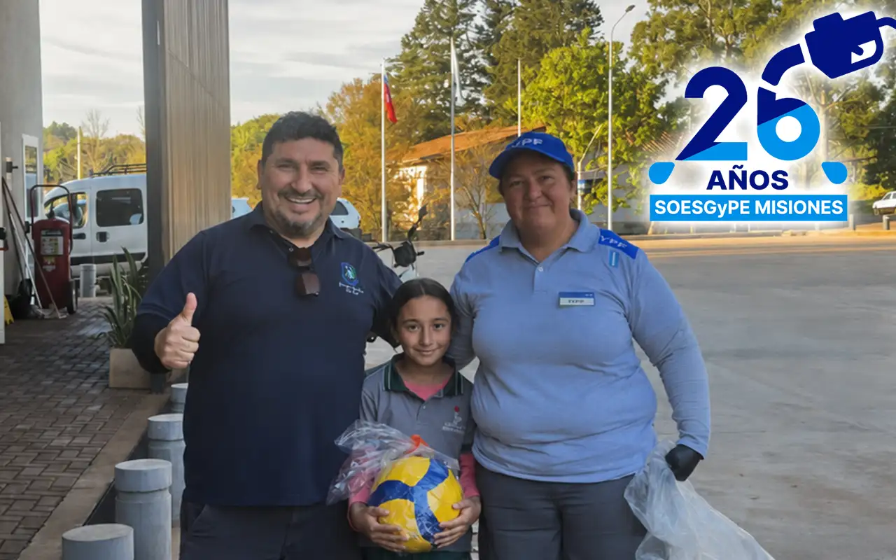 SOESGyPE Misiones entrega el presente del Día del Niño a la hija de una afiliada de YPF, en el marco del 26° aniversario del sindicato y por el día del niño